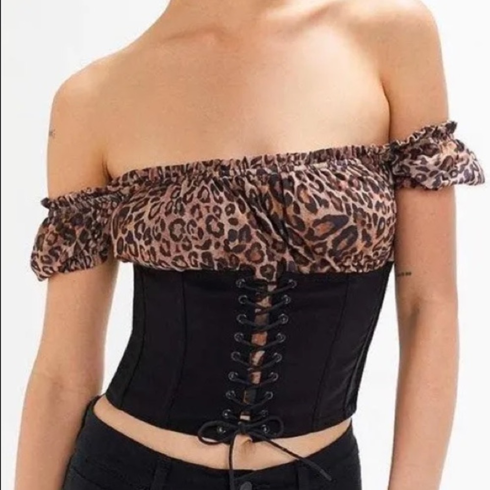 I AM GIA Rhia corset leopard off shoulder crop top